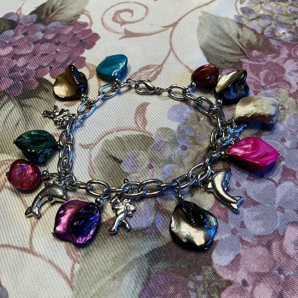 Blister pearl shell bracelet with angel and dolphin charms. - Picture 1 of 7